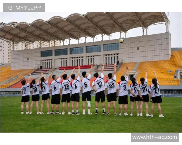 女生在足球比赛中的拼搏与成长展现团队精神与青春风采